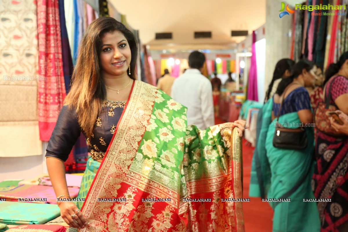 Geetanjali Thasya launches Weaves of India Expo by Gramin Hastkala Vikas Samithi at Sri Satya Sai Nigamagamam