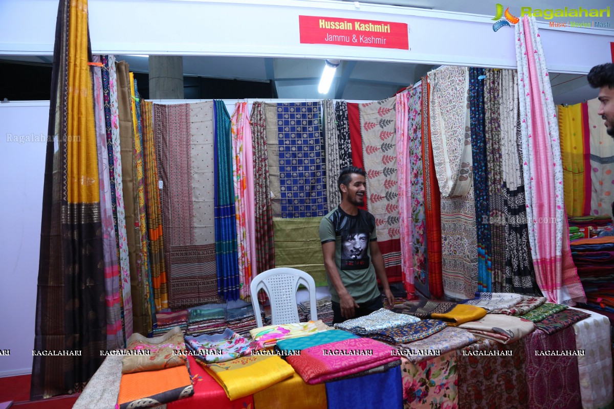 Geetanjali Thasya launches Weaves of India Expo by Gramin Hastkala Vikas Samithi at Sri Satya Sai Nigamagamam