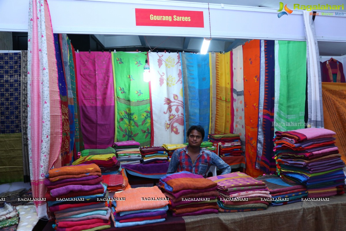 Geetanjali Thasya launches Weaves of India Expo by Gramin Hastkala Vikas Samithi at Sri Satya Sai Nigamagamam