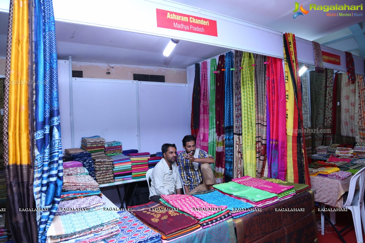 Geetanjali Thasya launches Weaves of India Expo by Gramin Hastkala Vikas Samithi at Sri Satya Sai Nigamagamam