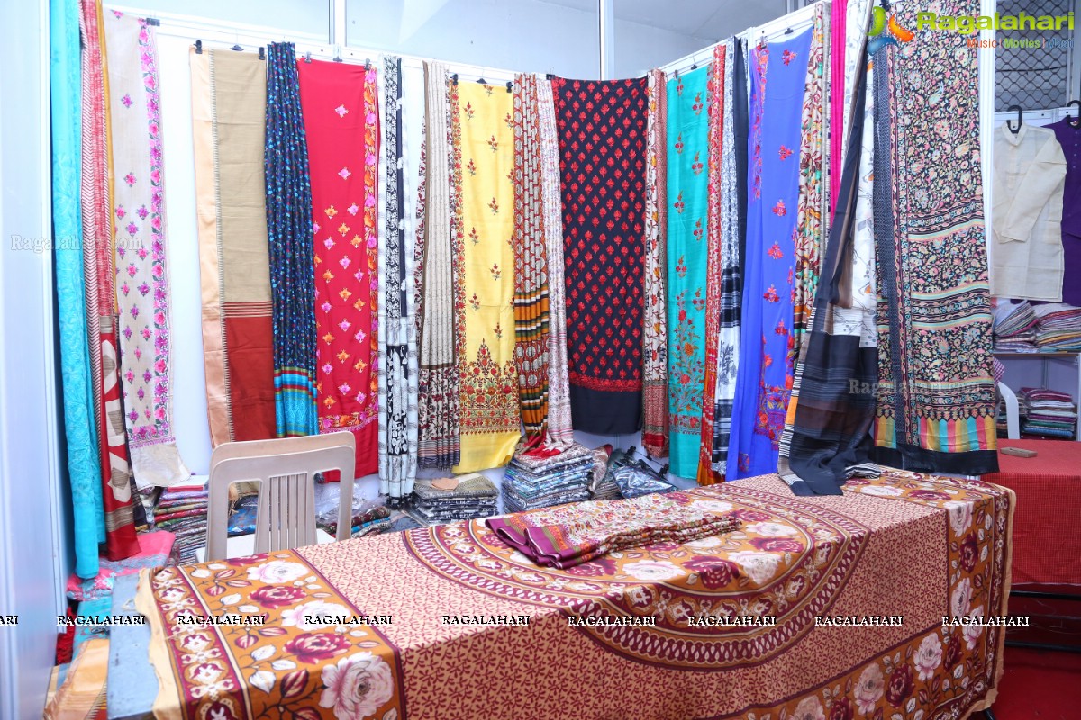 Geetanjali Thasya launches Weaves of India Expo by Gramin Hastkala Vikas Samithi at Sri Satya Sai Nigamagamam