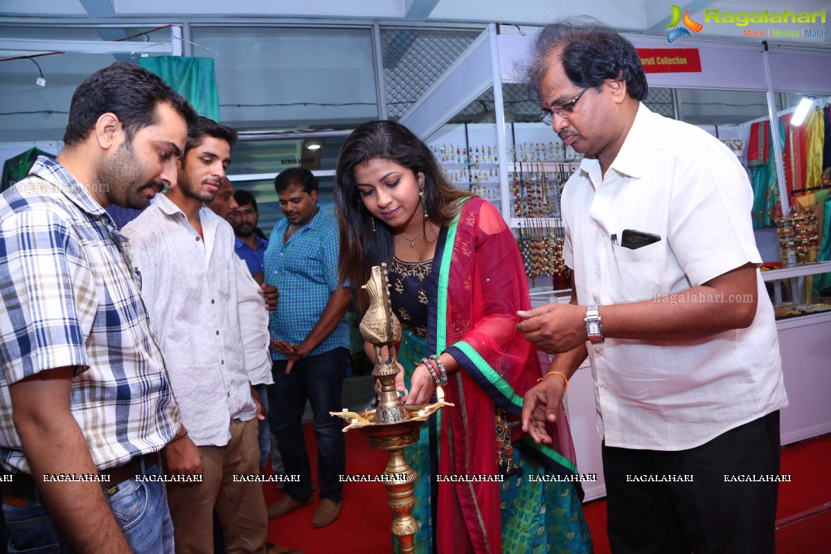 Geetanjali Thasya launches Weaves of India Expo by Gramin Hastkala Vikas Samithi at Sri Satya Sai Nigamagamam