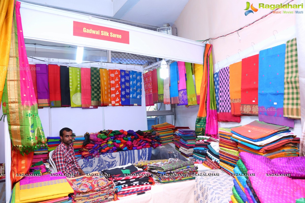 Geetanjali Thasya launches Weaves of India Expo by Gramin Hastkala Vikas Samithi at Sri Satya Sai Nigamagamam