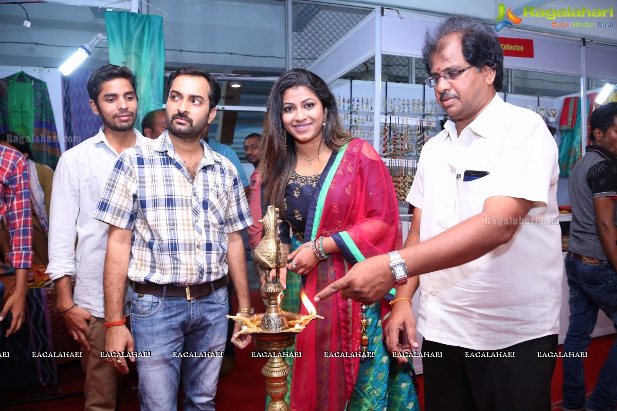 Geetanjali Thasya launches Weaves of India Expo by Gramin Hastkala Vikas Samithi at Sri Satya Sai Nigamagamam