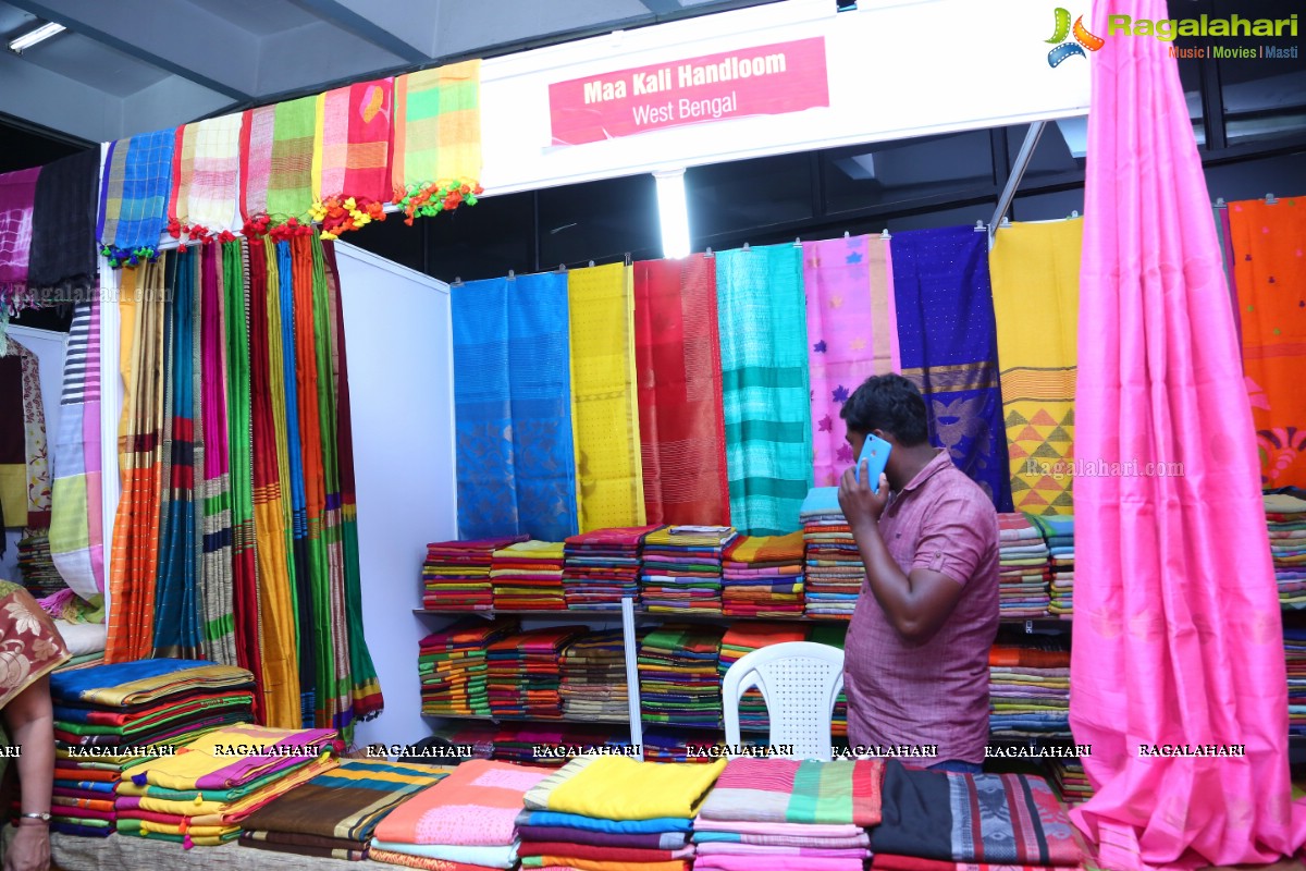 Geetanjali Thasya launches Weaves of India Expo by Gramin Hastkala Vikas Samithi at Sri Satya Sai Nigamagamam