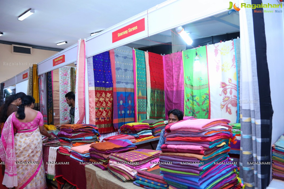 Geetanjali Thasya launches Weaves of India Expo by Gramin Hastkala Vikas Samithi at Sri Satya Sai Nigamagamam