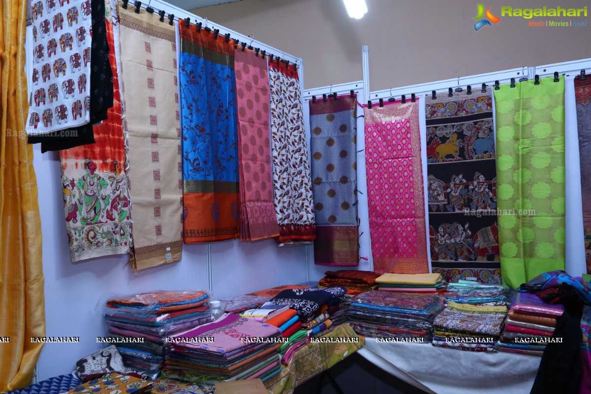 Geetanjali Thasya launches Weaves of India Expo by Gramin Hastkala Vikas Samithi at Sri Satya Sai Nigamagamam