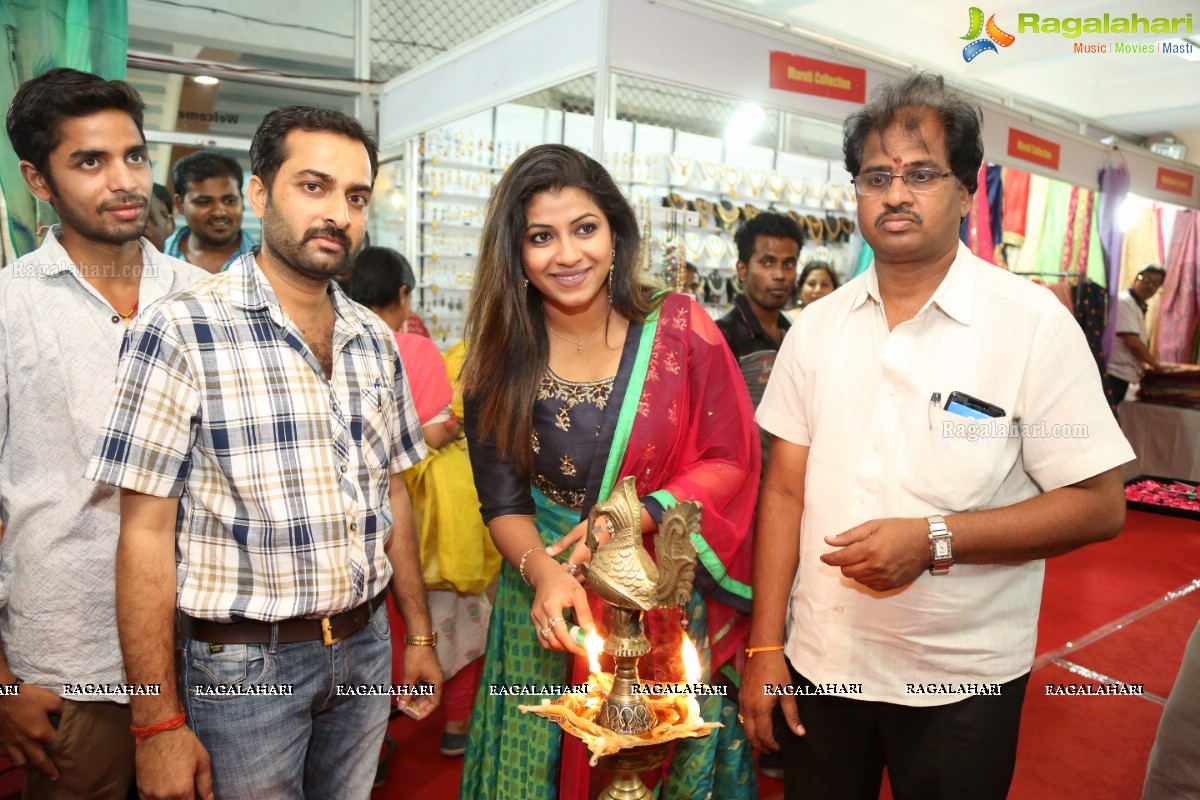 Geetanjali Thasya launches Weaves of India Expo by Gramin Hastkala Vikas Samithi at Sri Satya Sai Nigamagamam