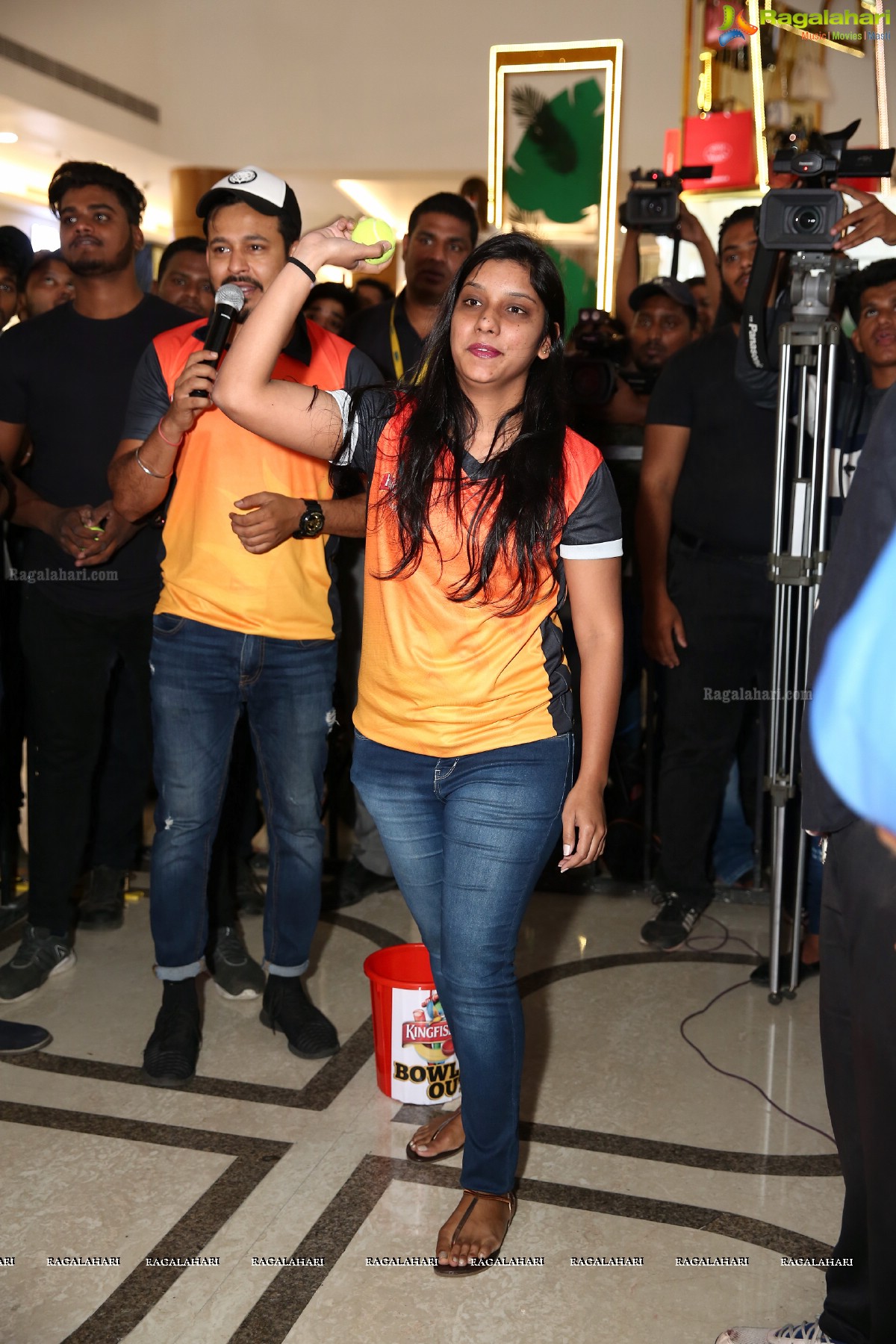 ‘Kingfisher Bowl Out’ Gives Sunrisers Hyderabad Fans a Lucky Chance At Inorbit Mall In Hyderabad