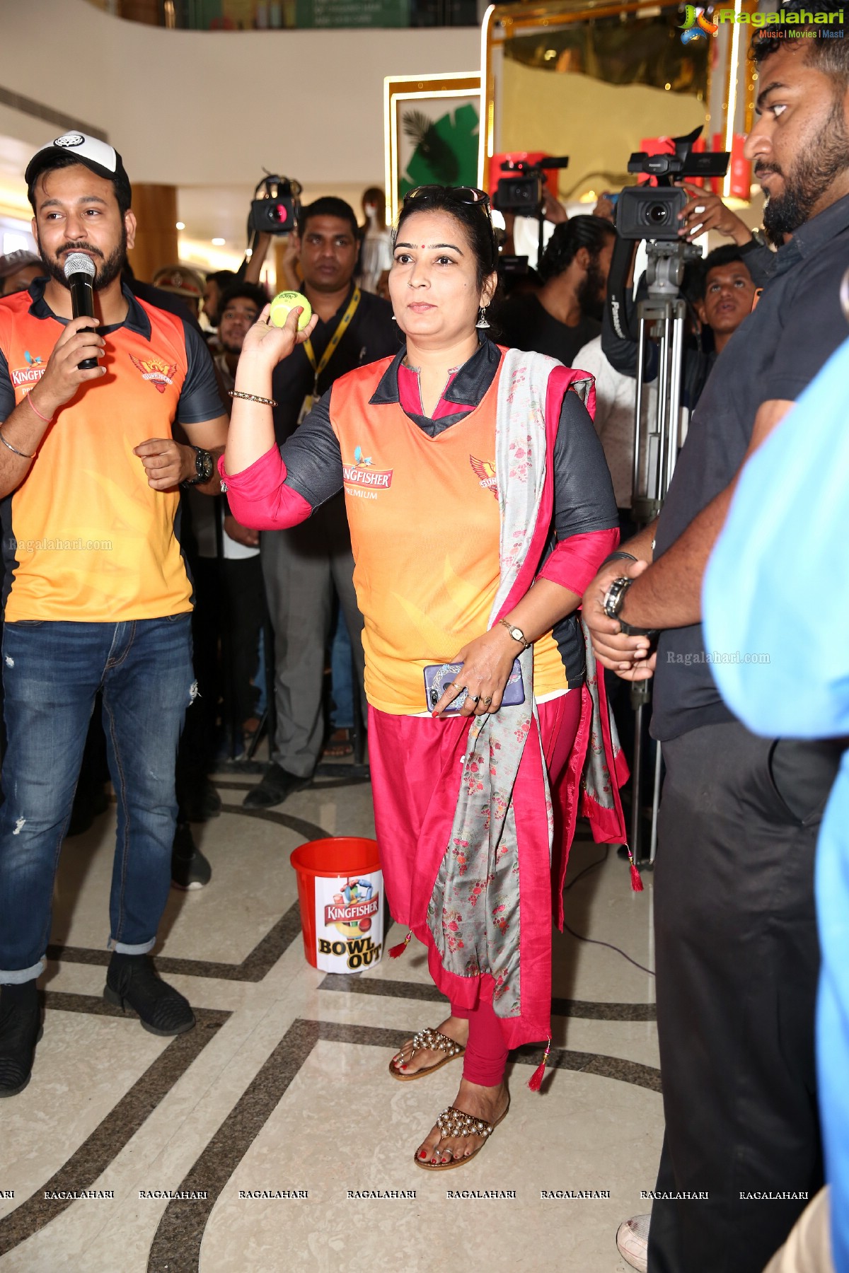 ‘Kingfisher Bowl Out’ Gives Sunrisers Hyderabad Fans a Lucky Chance At Inorbit Mall In Hyderabad
