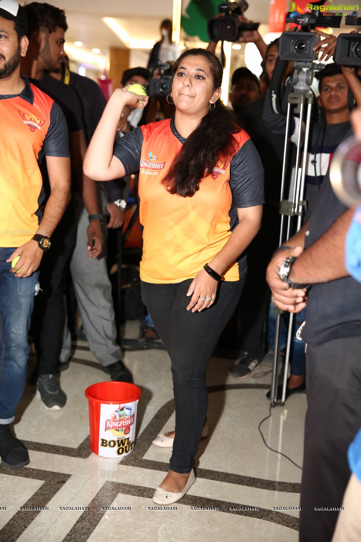 ‘Kingfisher Bowl Out’ Gives Sunrisers Hyderabad Fans a Lucky Chance At Inorbit Mall In Hyderabad