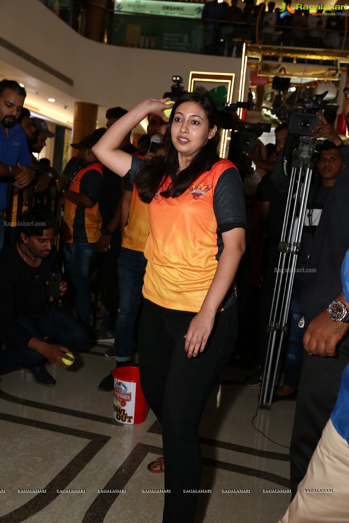 ‘Kingfisher Bowl Out’ Gives Sunrisers Hyderabad Fans a Lucky Chance At Inorbit Mall In Hyderabad