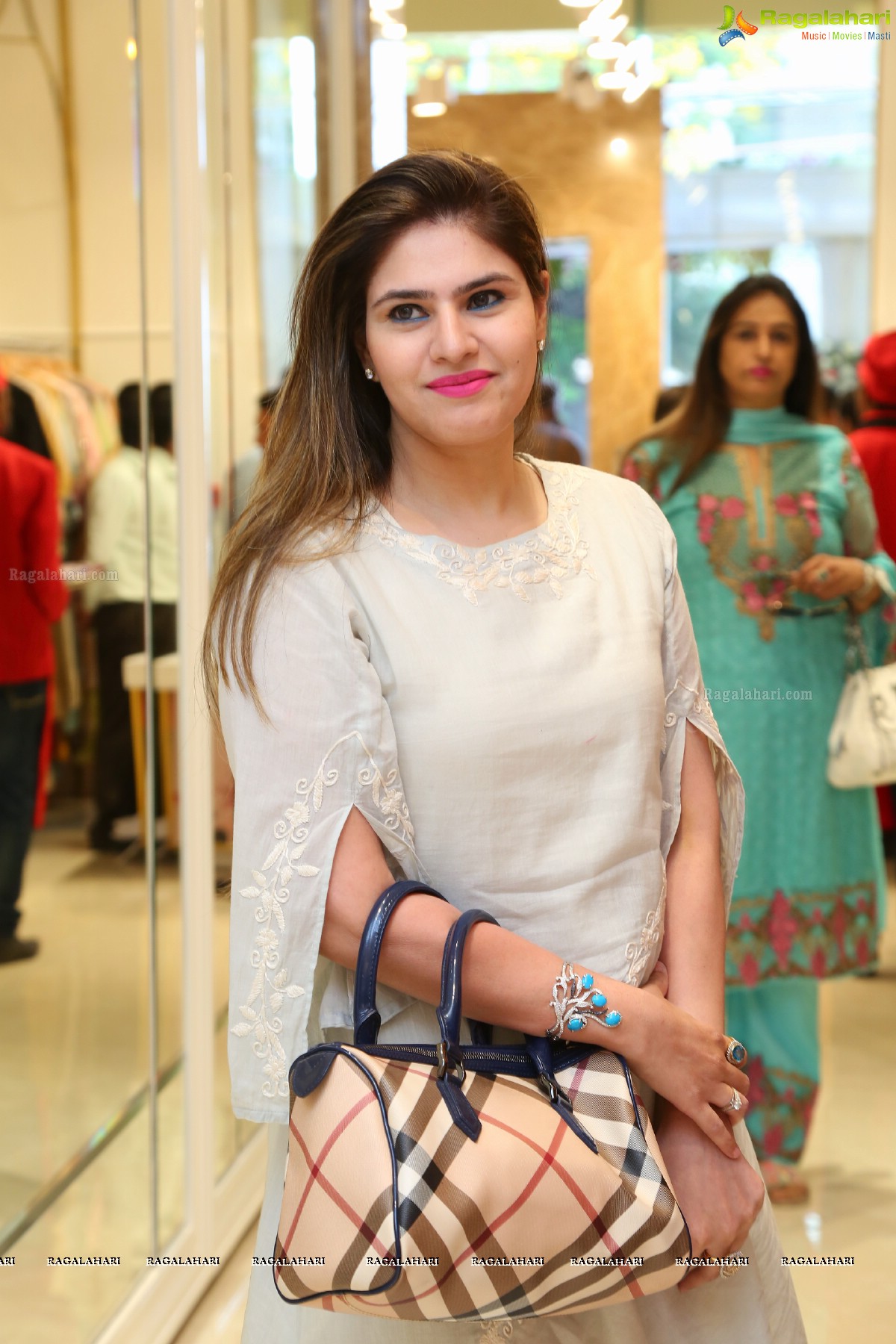 Meena Bazar Launches Its New Showroom at Banjara Hills