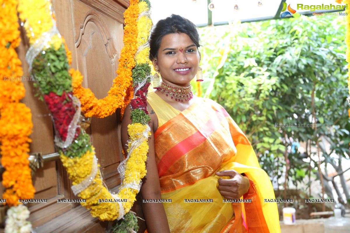 Grand Launch of Exhibition of Creative Handloom Sarees Designed by Sashi Vangapalli at Mugdha Art Studio