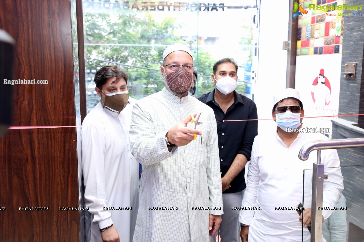 Member of Parliament Lok Sabha and President of AIMIM Party Mr. Asaduddin Owaisi Inaugurates Khan Miya Multi Cuisine Restaurant at Ghansi Bazar