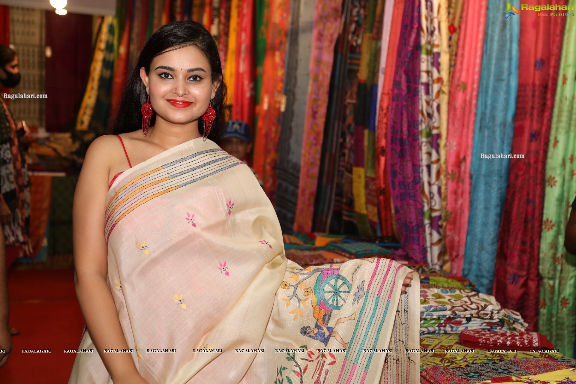 National Silk Expo April-2021 Begins at Sri Satya Sai Nigamagamam, Inaugurated by Vaanya Aggarwal