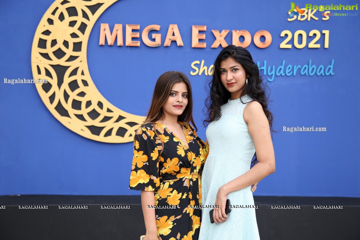 Rashi Singh Visits SBK Mega Expo at Kings Classic Garden, Mehdipatnam