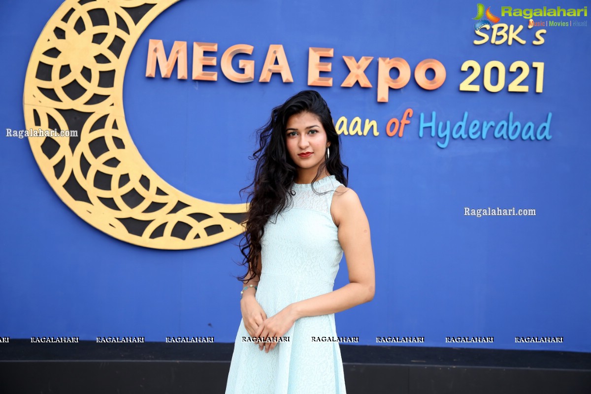 Rashi Singh Visits SBK Mega Expo at Kings Classic Garden, Mehdipatnam