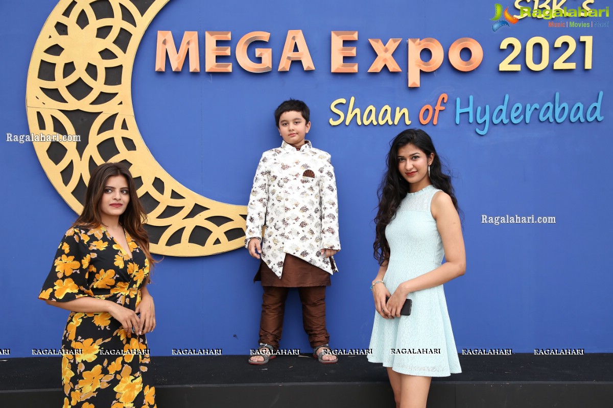 Rashi Singh Visits SBK Mega Expo at Kings Classic Garden, Mehdipatnam