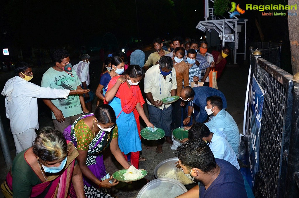 Samantha Die Hard Fan Served Food To Poor People On Her Birthday