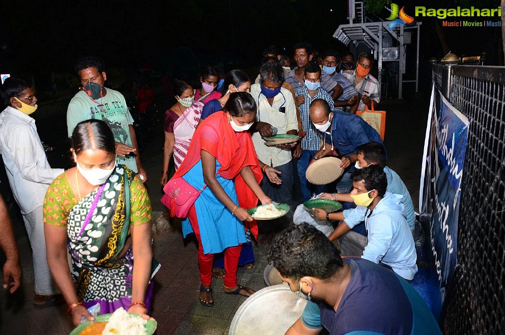 Samantha Die Hard Fan Served Food To Poor People On Her Birthday