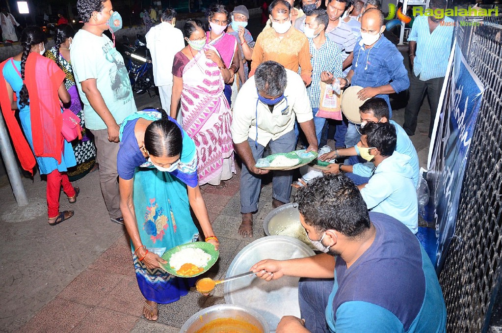 Samantha Die Hard Fan Served Food To Poor People On Her Birthday