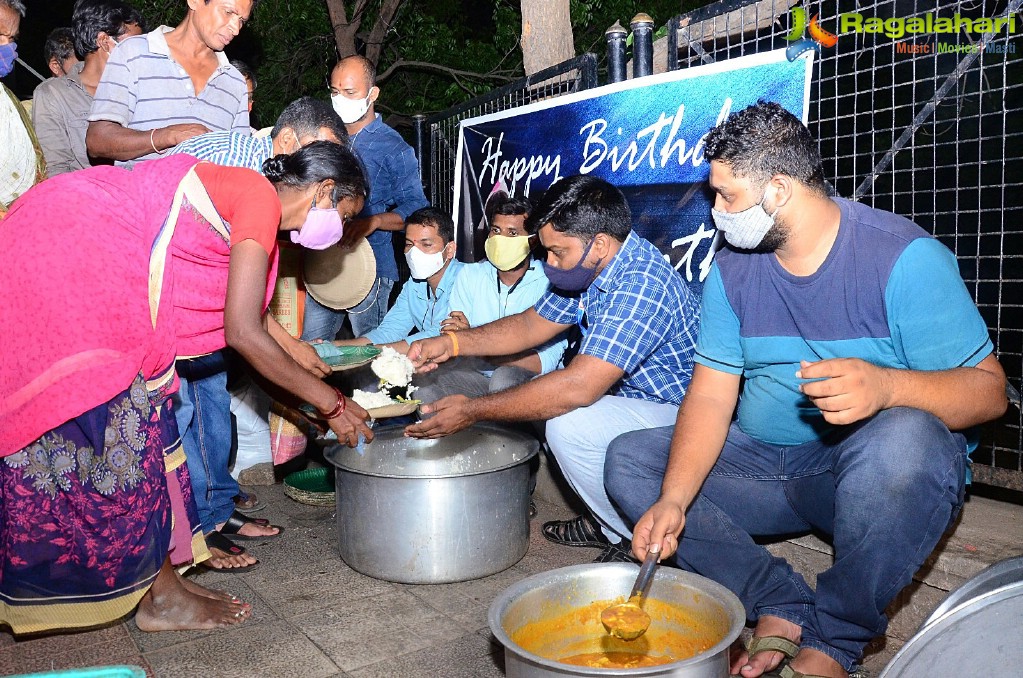 Samantha Die Hard Fan Served Food To Poor People On Her Birthday