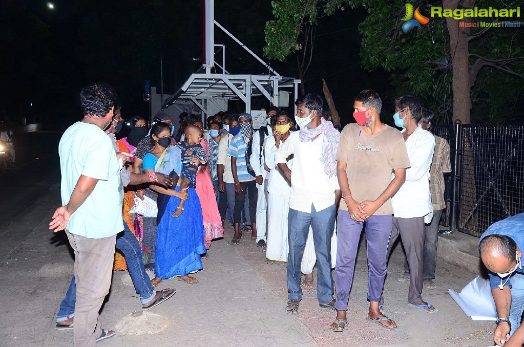 Samantha Die Hard Fan Served Food To Poor People On Her Birthday