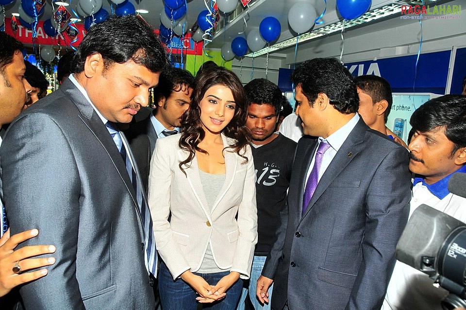 Samantha launches Big C 100th showroom in Vijayawada