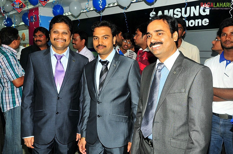 Samantha launches Big C 100th showroom in Vijayawada