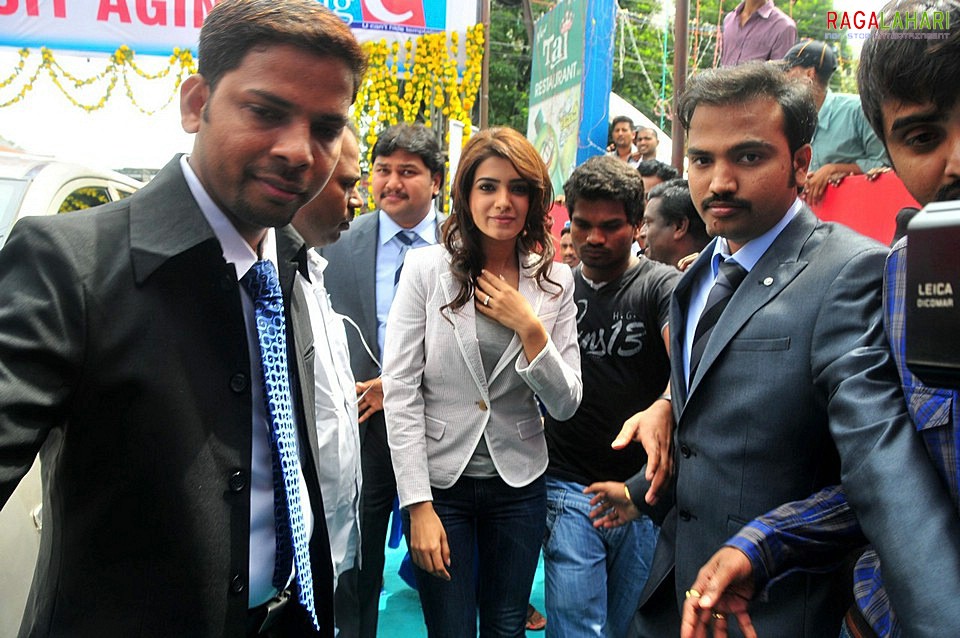 Samantha launches Big C 100th showroom in Vijayawada