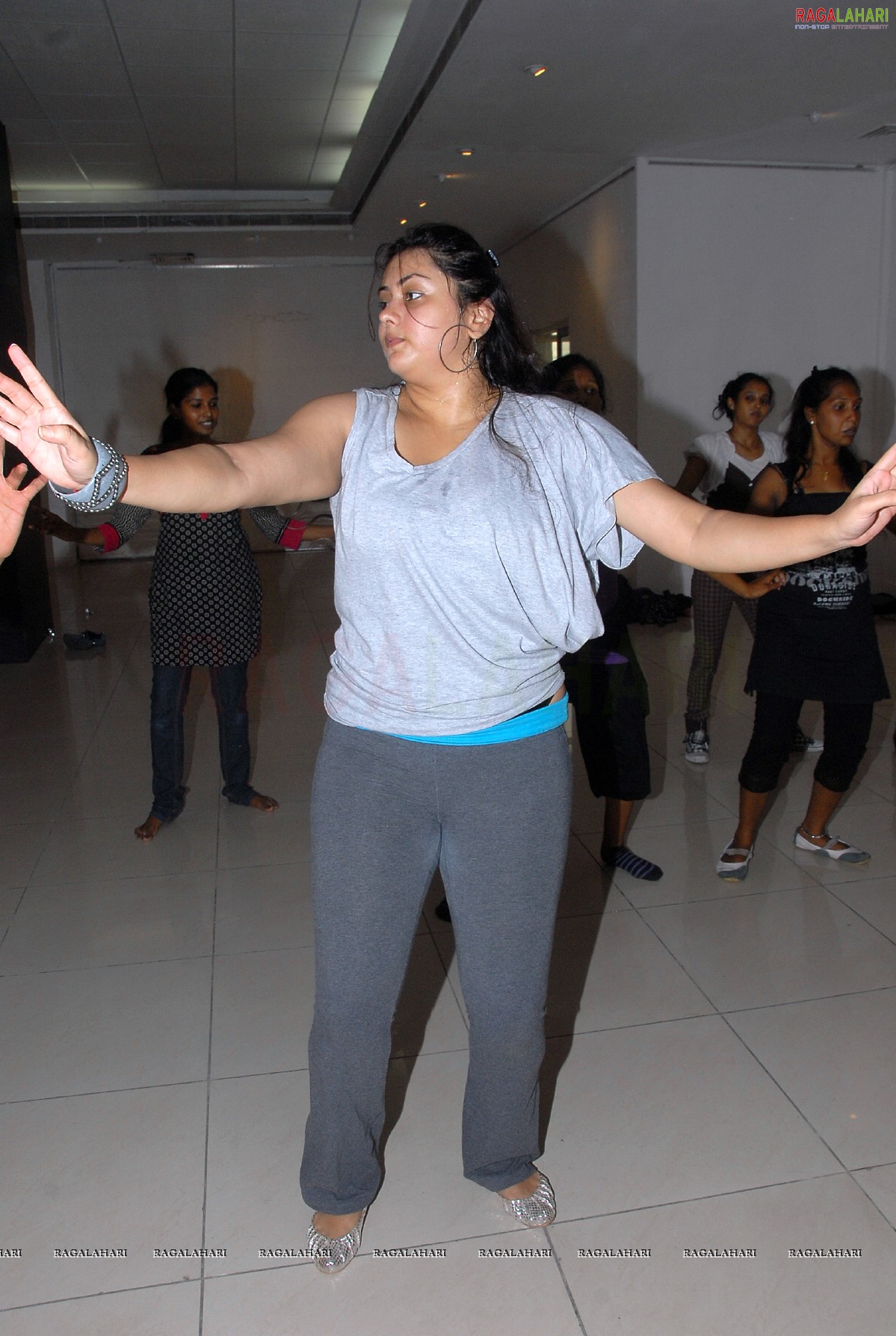 Namitha Rehearsing for Santosham Film Awards 2010