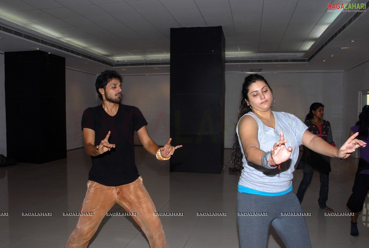 Namitha Rehearsing for Santosham Film Awards 2010