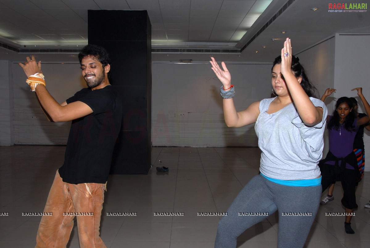 Namitha Rehearsing for Santosham Film Awards 2010