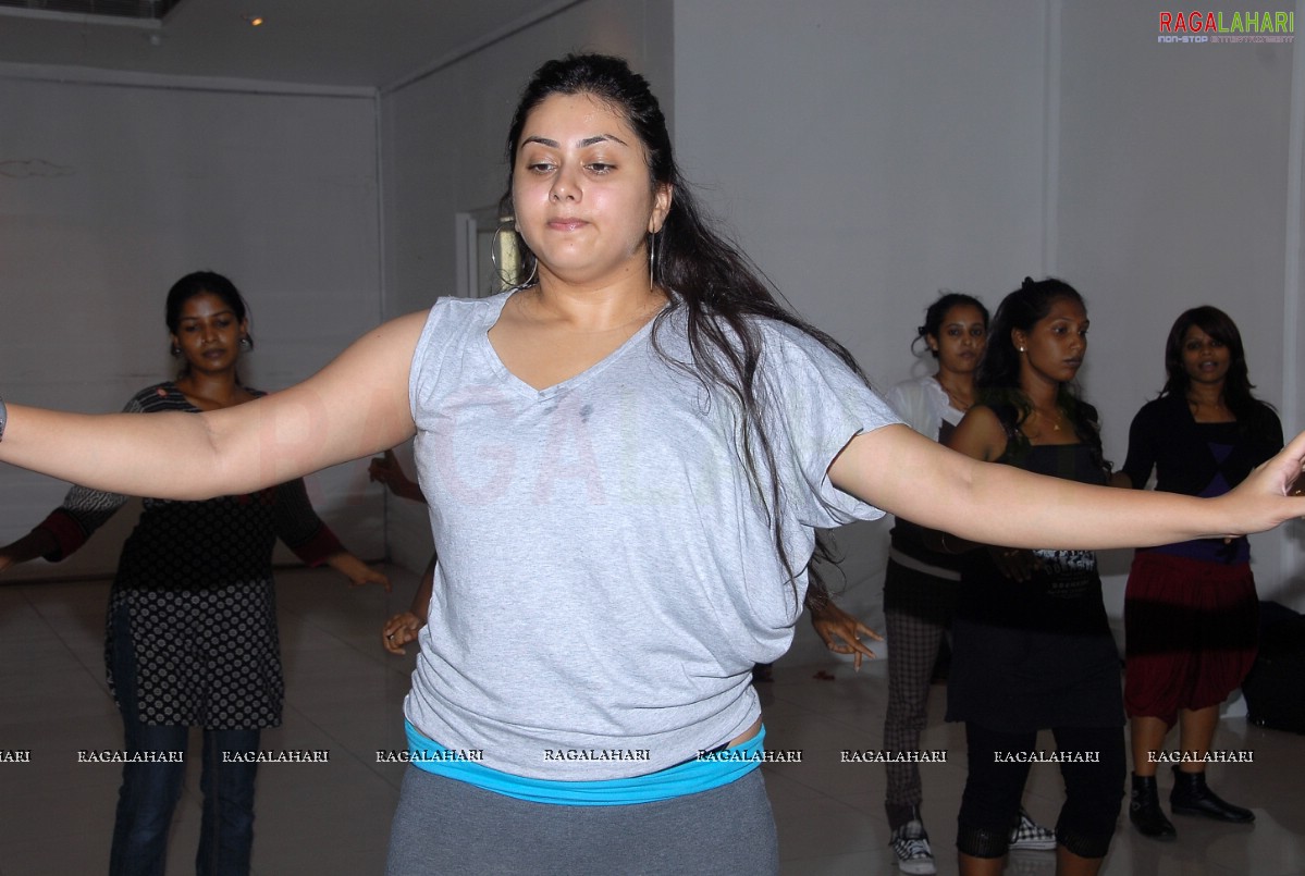 Namitha Rehearsing for Santosham Film Awards 2010