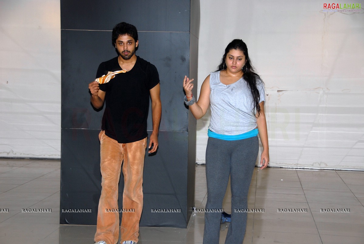 Namitha Rehearsing for Santosham Film Awards 2010