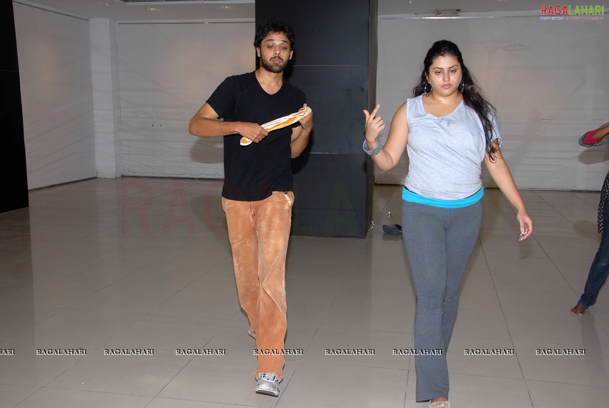 Namitha Rehearsing for Santosham Film Awards 2010