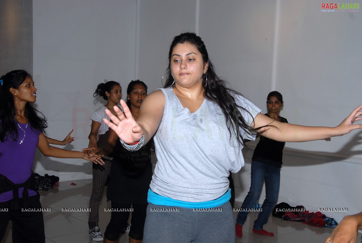 Namitha Rehearsing for Santosham Film Awards 2010