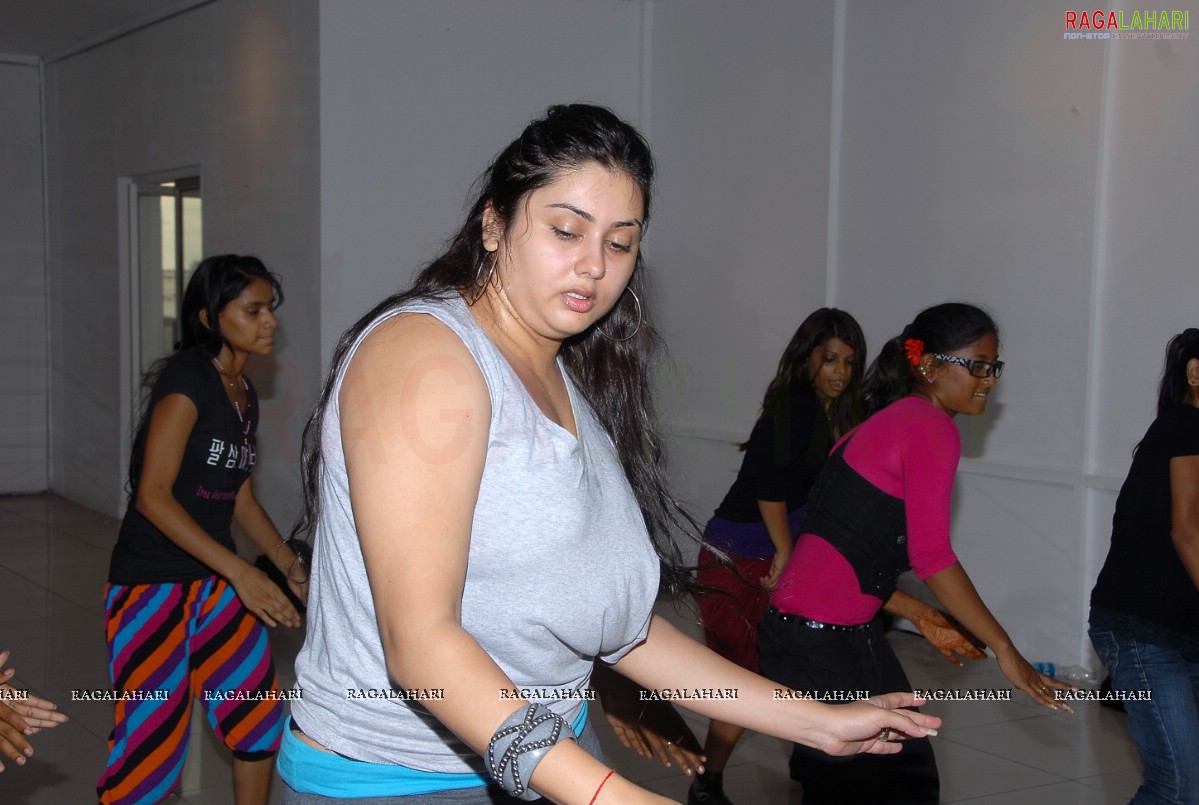 Namitha Rehearsing for Santosham Film Awards 2010