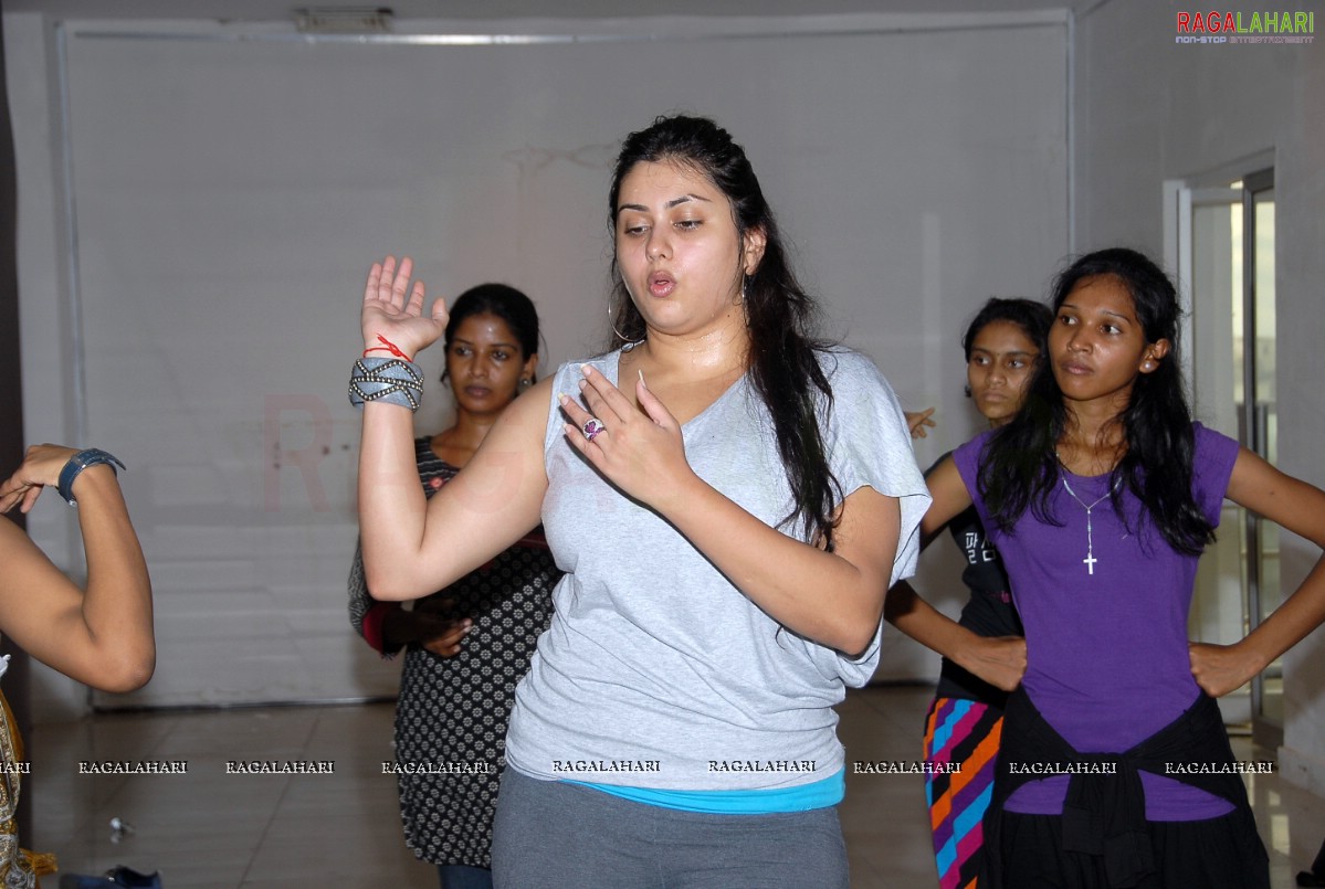 Namitha Rehearsing for Santosham Film Awards 2010