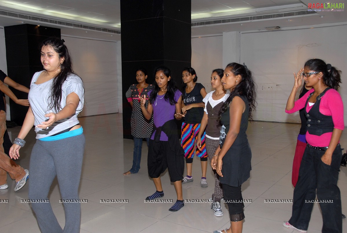 Namitha Rehearsing for Santosham Film Awards 2010