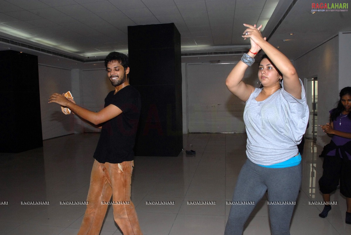 Namitha Rehearsing for Santosham Film Awards 2010