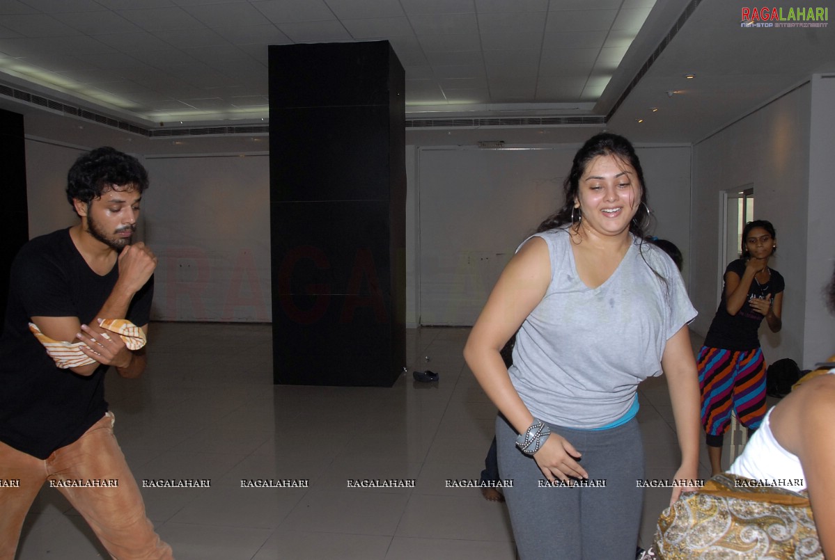 Namitha Rehearsing for Santosham Film Awards 2010