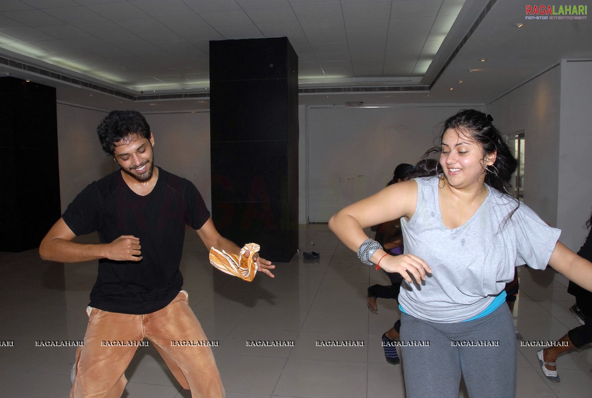 Namitha Rehearsing for Santosham Film Awards 2010