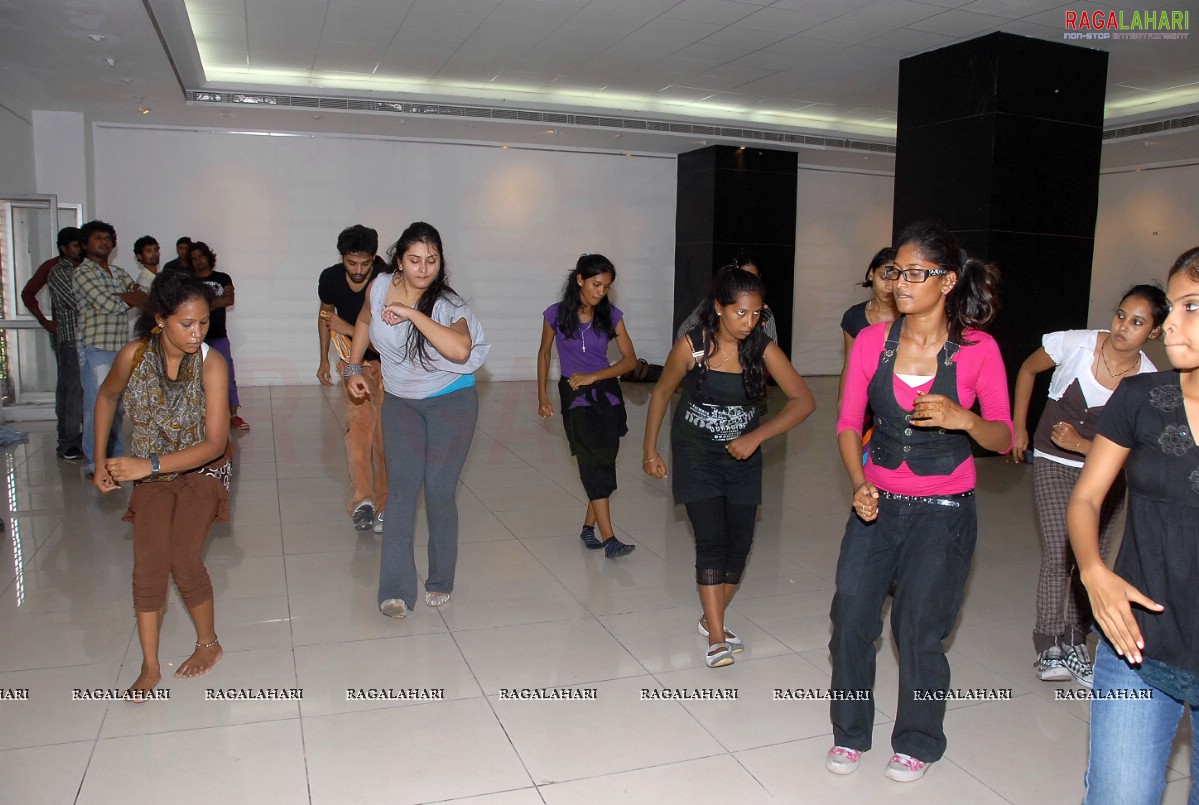 Namitha Rehearsing for Santosham Film Awards 2010