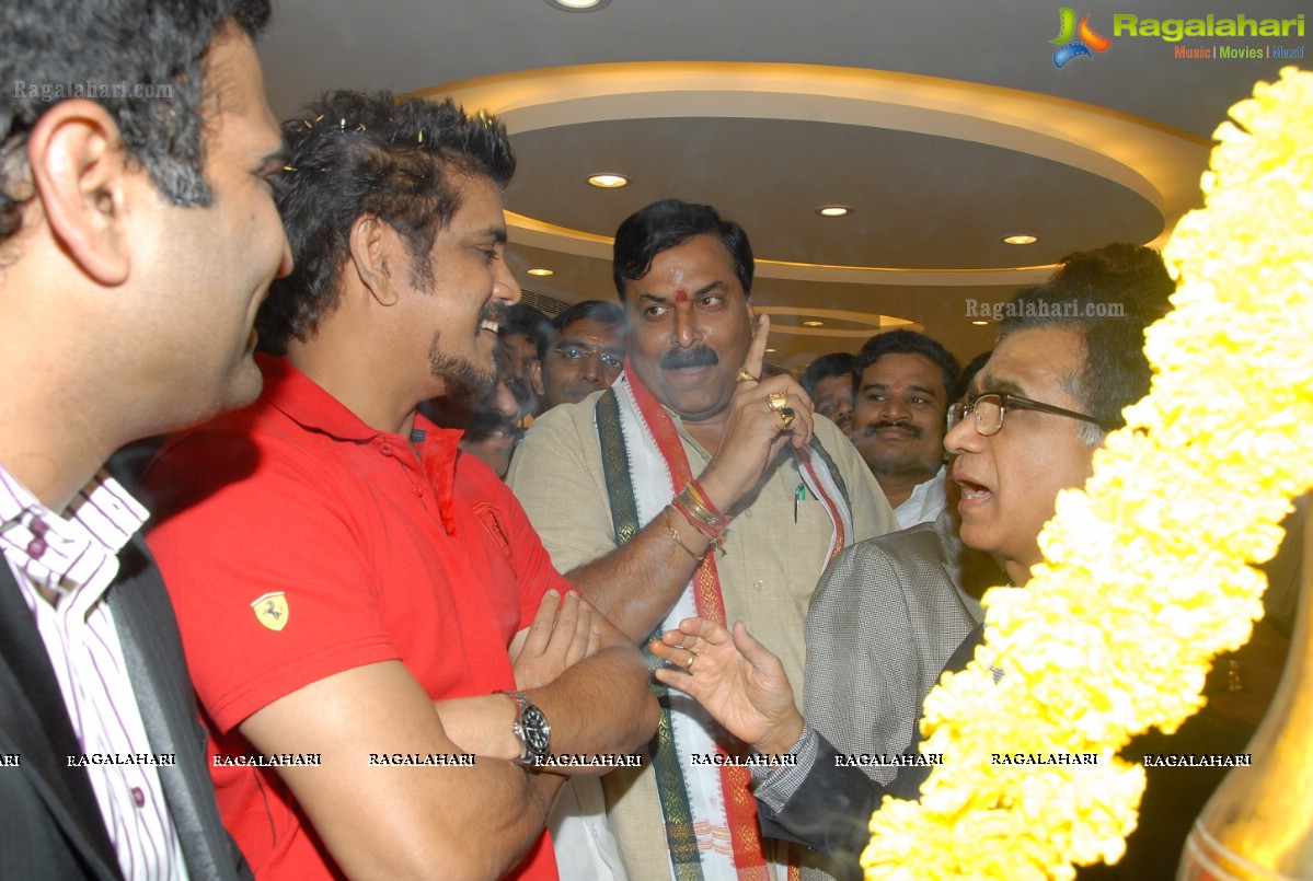 Nagarjuna launches Kukatpally Kalyan Jewellers