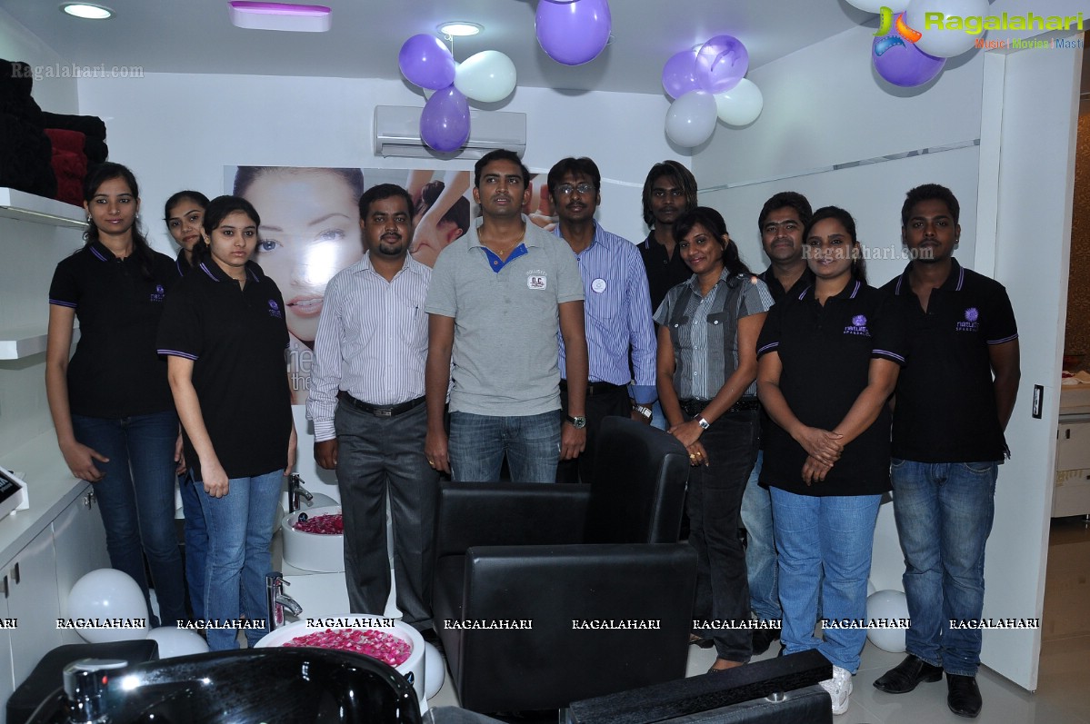 Tashu Kaushik Launches Naturals Family Salon at Attapur