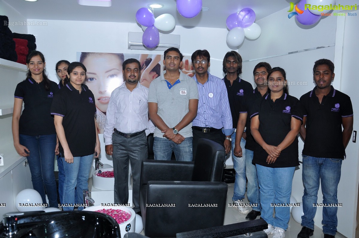 Tashu Kaushik Launches Naturals Family Salon at Attapur