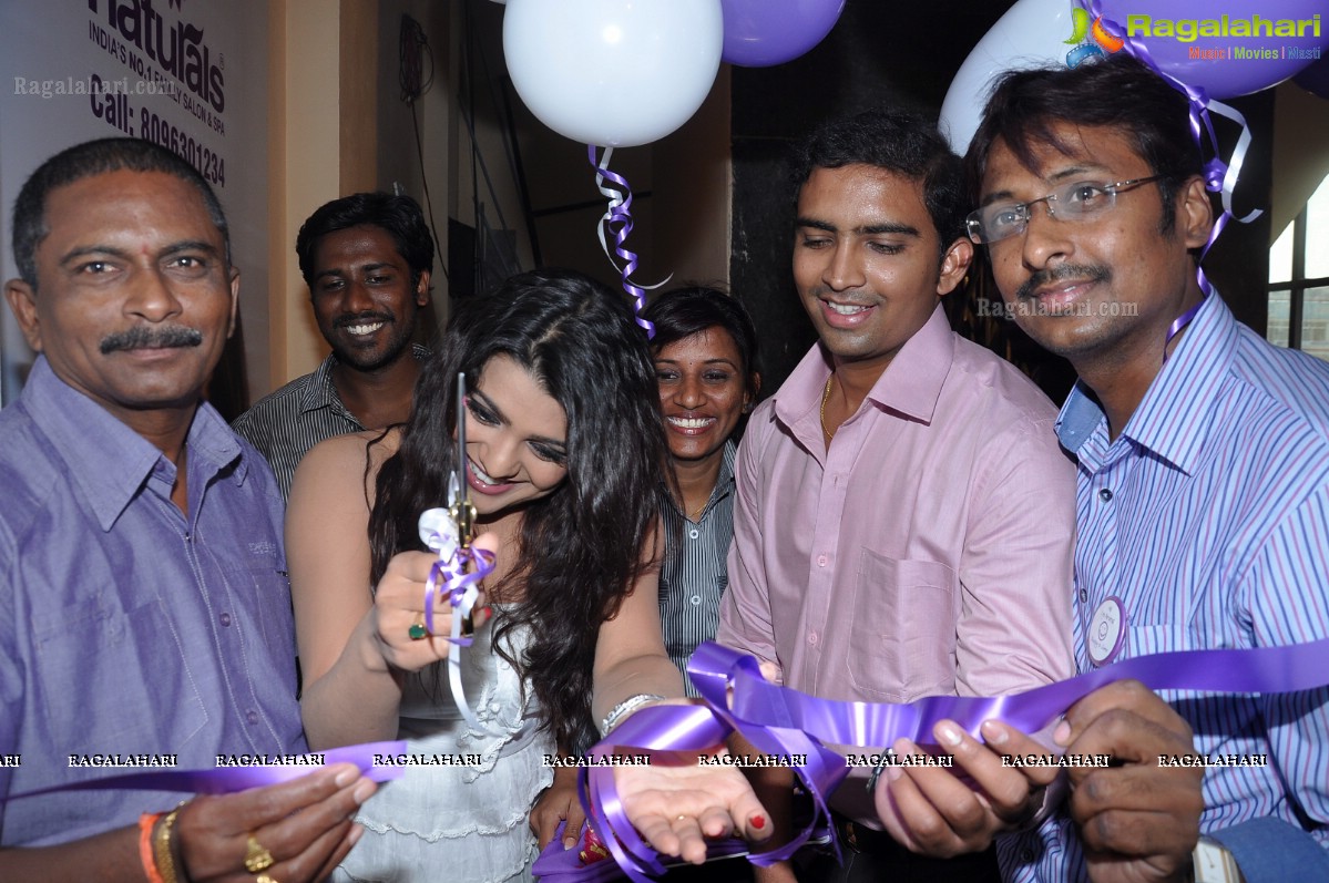 Tashu Kaushik Launches Naturals Family Salon at Attapur