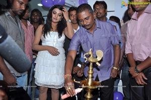 Tashu Kaushik launches Naturals Family Salon Attapur Photos